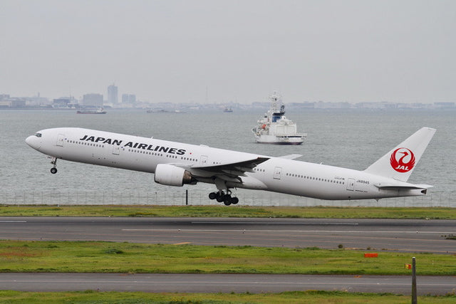 Phoenix Japan Airlines Boeing 777-300 JA8945 1/400 Aircraft Scale Model