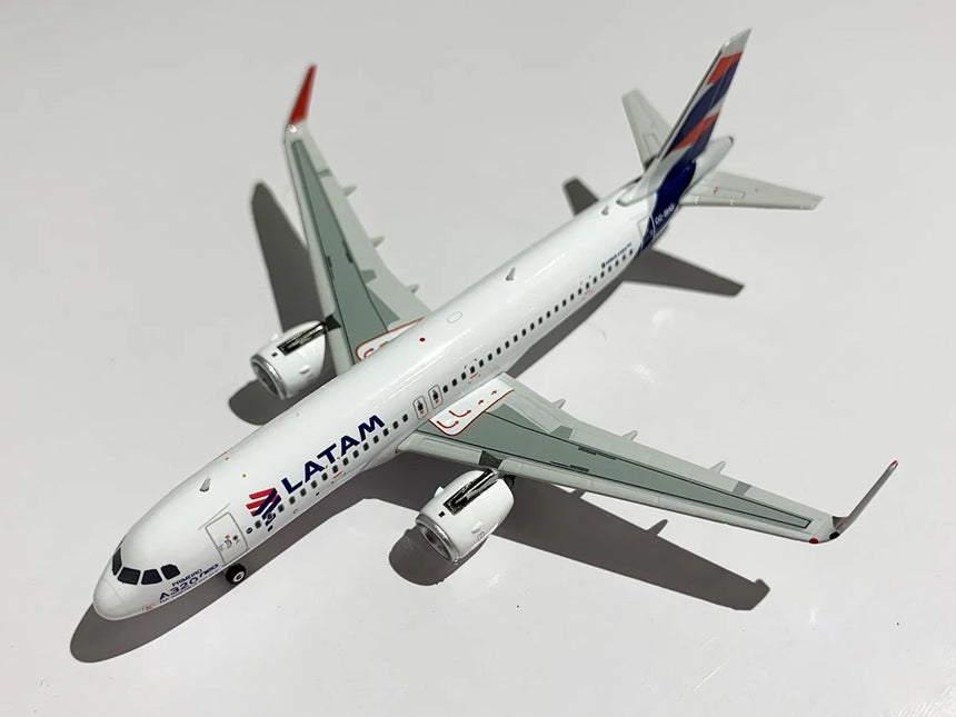 Phoenix Latam Airbus A320Neo CC-BHG 1/400 Aircraft Scale Model