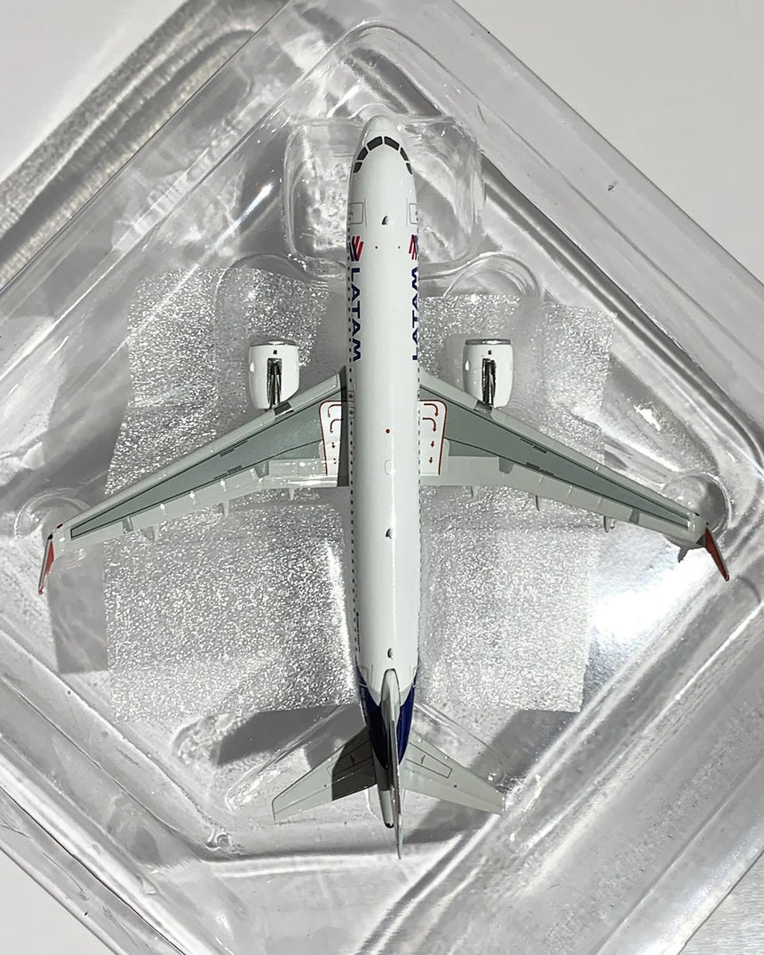 Phoenix Latam Airbus A320Neo CC-BHG 1/400 Aircraft Scale Model