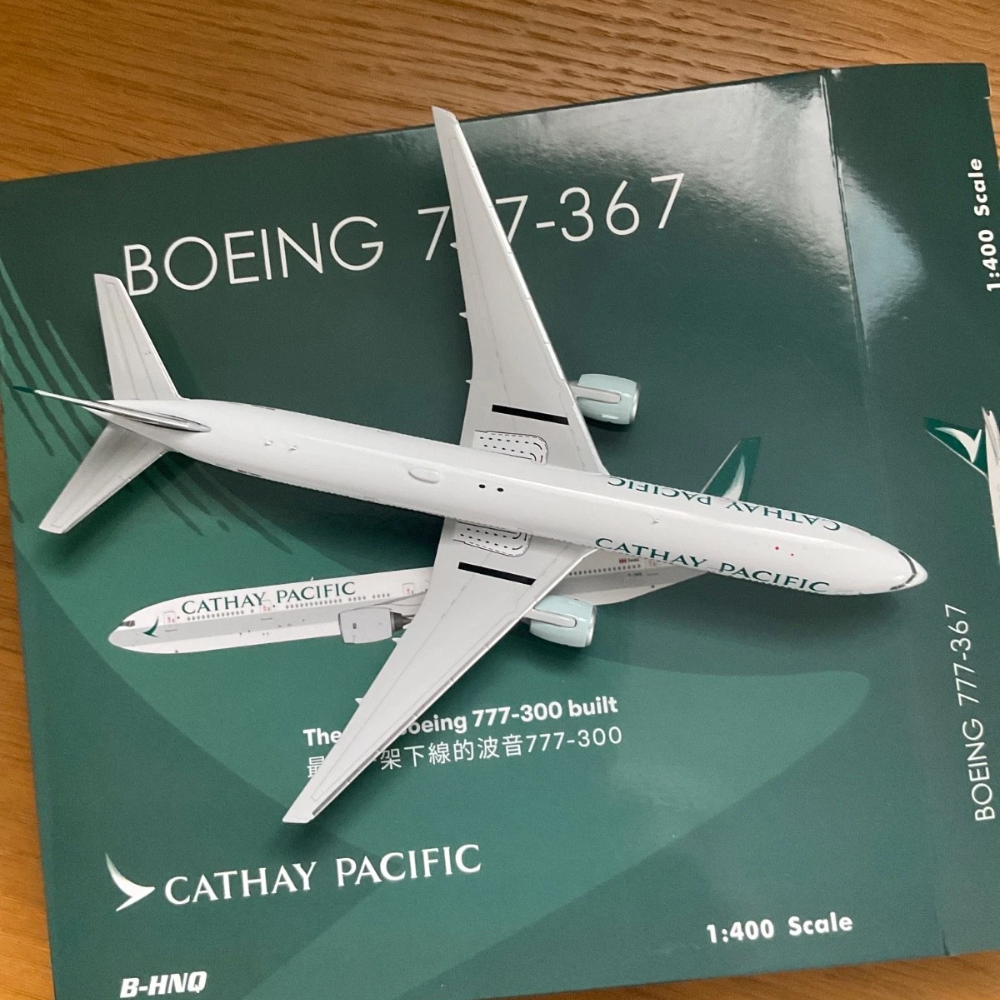 Phoenix Cathay Pacific Boeing B777-300 B-HNQ 1/400 Aircraft Scale Model