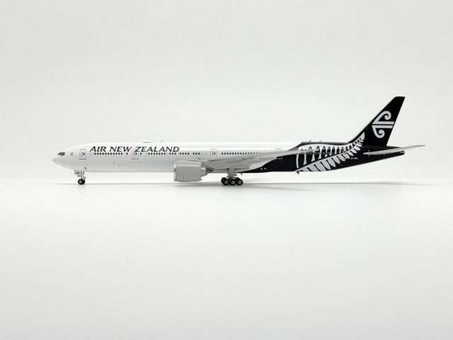 Phoenix Air New Zealand Boeing B777-300ER ZK-OKS 1/400 Aircraft Scale Model
