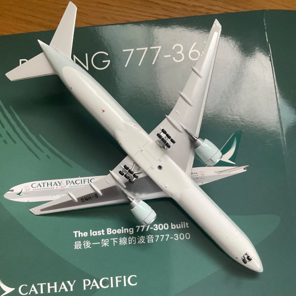 Phoenix Cathay Pacific Boeing B777-300 B-HNQ 1/400 Aircraft Scale Model