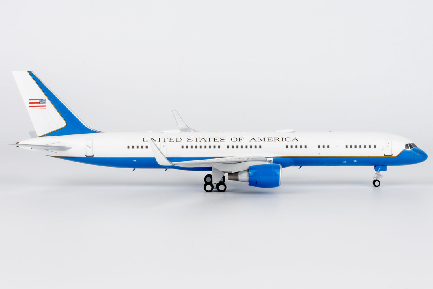 NG Models United States - US Air Force (USAF) equipped with PW2040 engines C-32A (757-200) 19-0018 1/200 Aircraft Scale Model