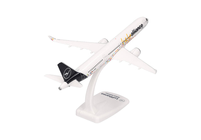 Herpa Snapfit Lufthansa Airbus A321neo "Help Alliance" - D-AIEP 1/200 Aircraft Scale Model