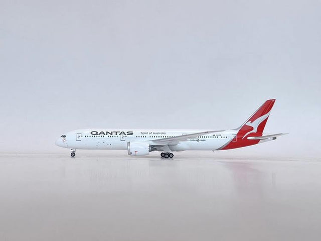 Phoenix Qantas Regular Boeing B787-9 VH-ZNN 1/400 Aircraft Scale Model