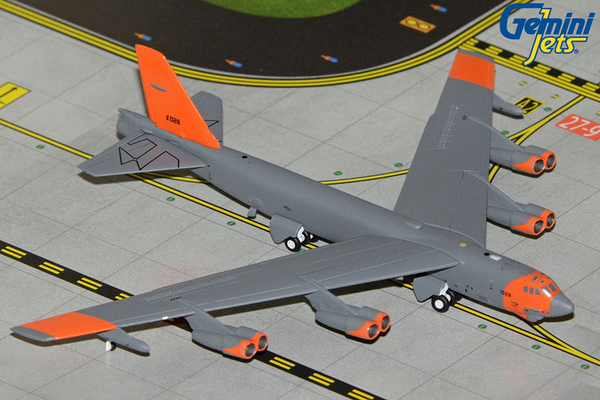 GeminiJets U.S. Air Force Boeing B-52H Stratofortress 61-0028 “Wolfpack” retro orange livery 1/400 Aircraft Scale Model