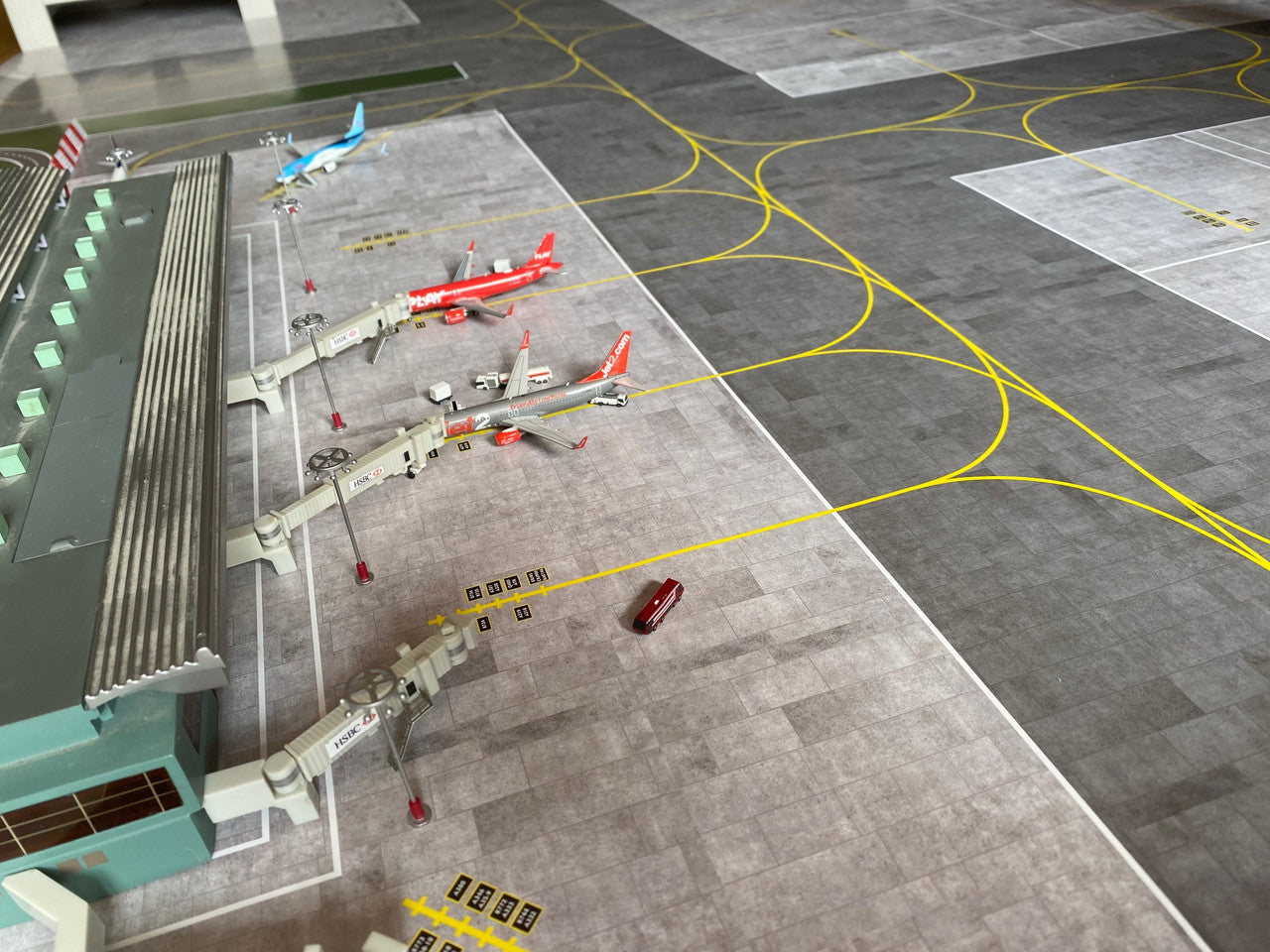 AMS 1/400 Scale Two Sheet Paper Airport Mat