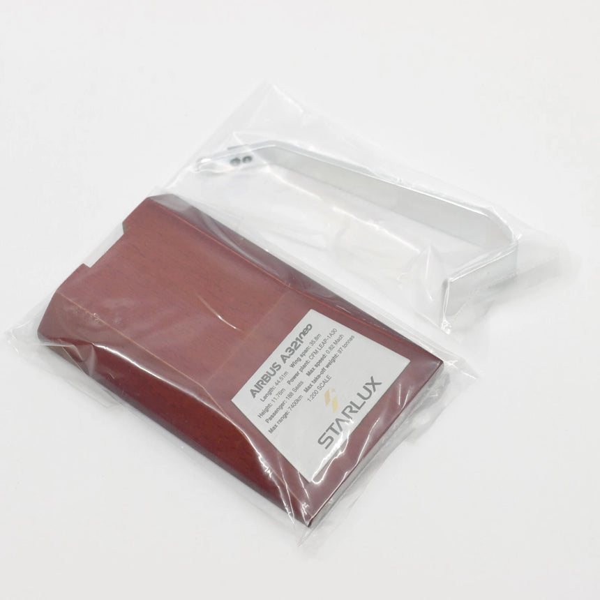 Hogan STARLUX Airlines Airbus A321NEO (with wooden stand and landing gear) 1/200 Aircraft Scale Model