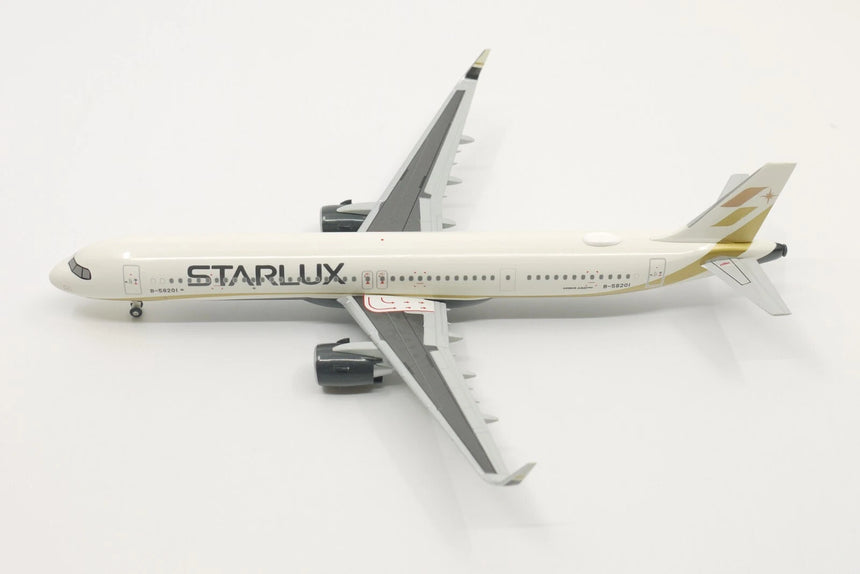 Hogan STARLUX Airlines Airbus A321NEO (with wooden stand and landing gear) 1/200 Aircraft Scale Model