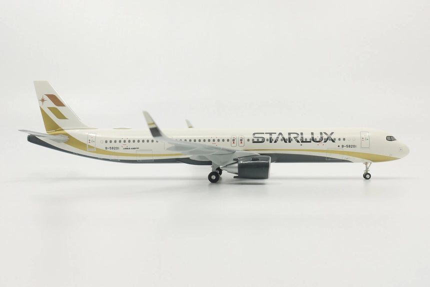 Hogan STARLUX Airlines Airbus A321NEO (with wooden stand and landing gear) 1/200 Aircraft Scale Model