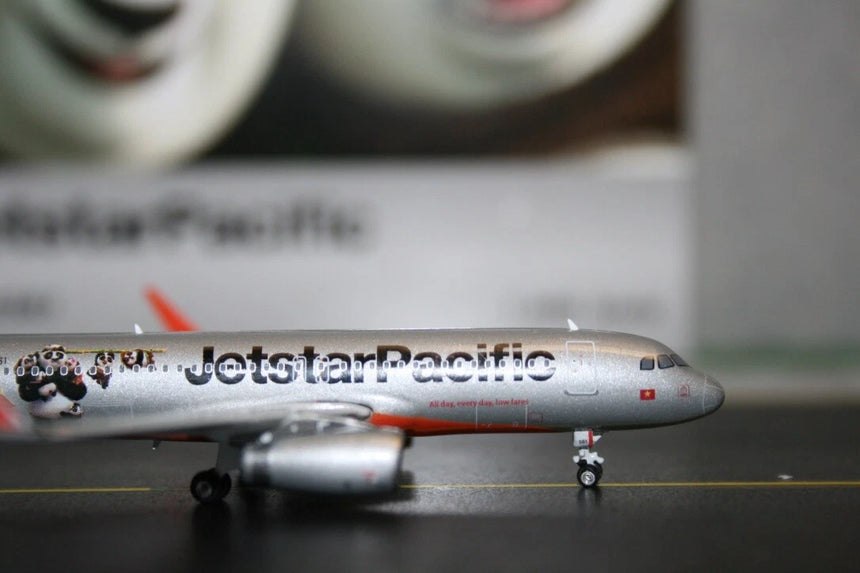 Phoenix JetStar Airbus A320 VH-VFX 1/400 Aircraft Scale Model