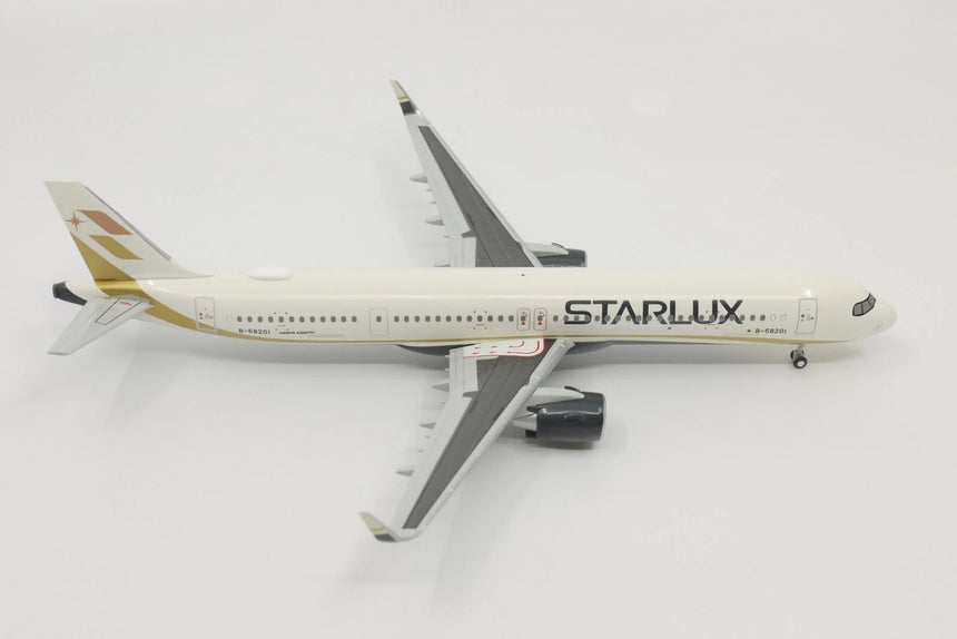 Hogan STARLUX Airlines Airbus A321NEO (with wooden stand and landing gear) 1/200 Aircraft Scale Model