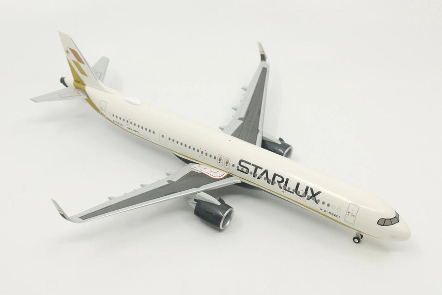 Hogan STARLUX Airlines Airbus A321NEO (with wooden stand and landing gear) 1/200 Aircraft Scale Model