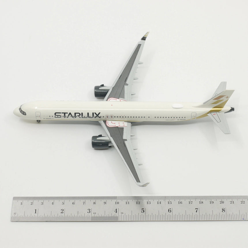 Hogan STARLUX Airlines Airbus A321NEO (with wooden stand and landing gear) 1/200 Aircraft Scale Model