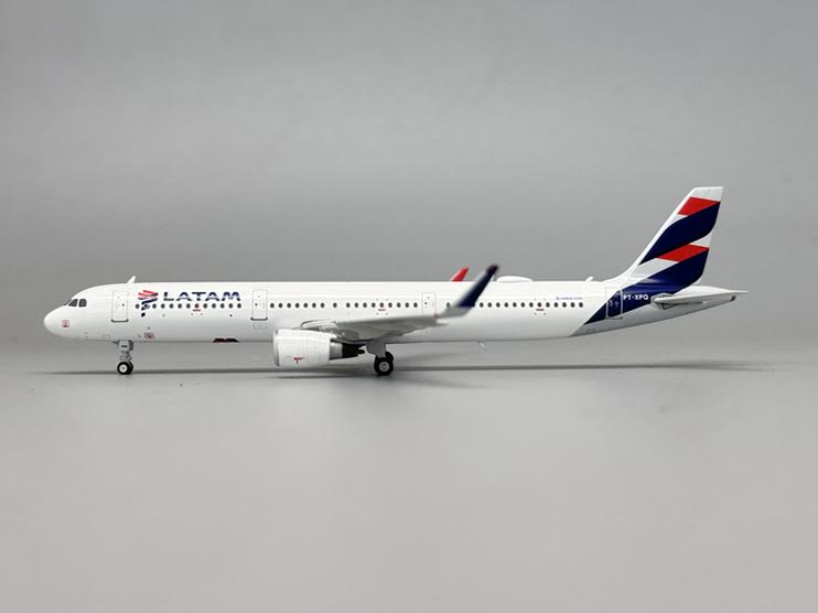 Phoenix LATAM Airbus A321-200 PT-XPQ 1/400 Aircraft Scale Model