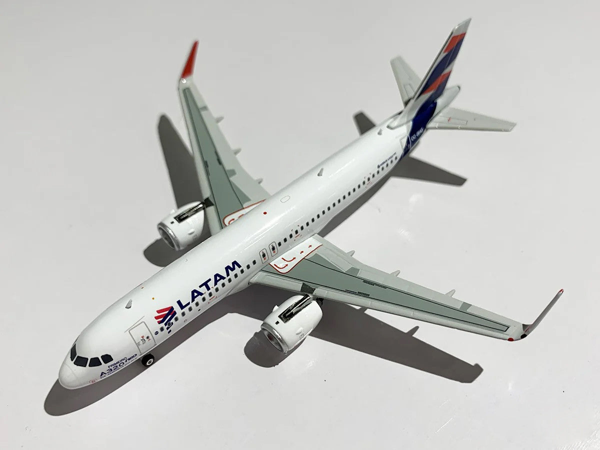Phoenix Latam Airbus A320Neo CC-BHG 1/400 Aircraft Scale Model