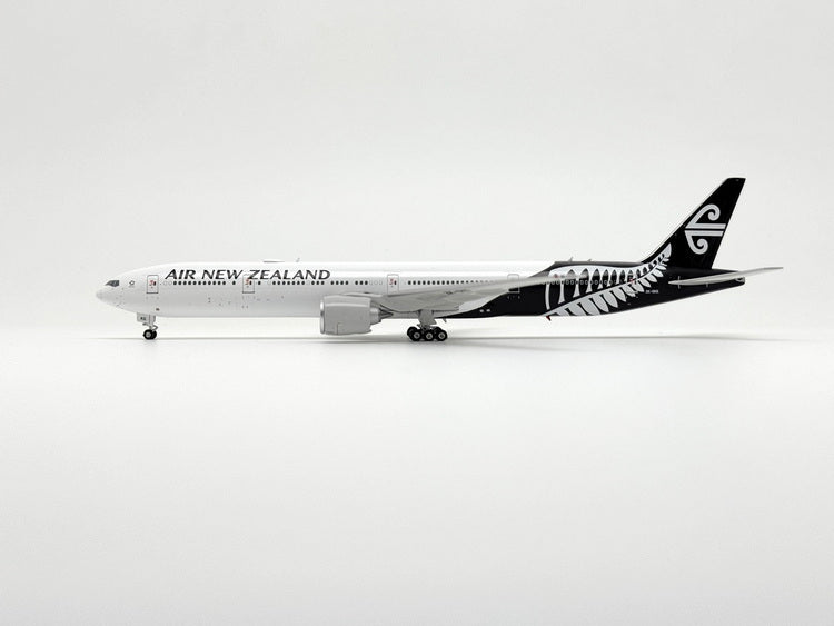 Phoenix Air New Zealand Boeing B777-300ER ZK-OKS 1/400 Aircraft Scale Model