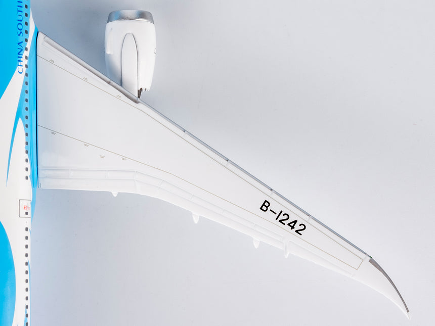 NG Models China Southern Airlines the 1st 787-9 introduced by CZ Boeing 787-9 Dreamliner B-1242 1/400 Aircraft Scale Model