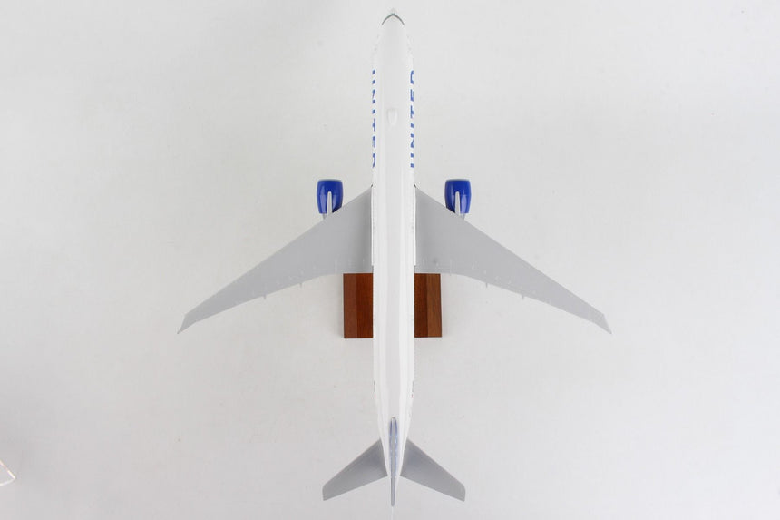 SkyMarks United Boeing 777-300 W/Wood Stand 2019 New Livery 1/200 Aircraft Scale Model