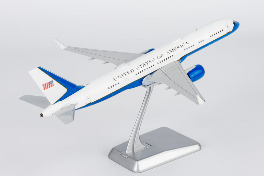 NG Models United States - US Air Force (USAF) equipped with PW2040 engines C-32A (757-200) 19-0018 1/200 Aircraft Scale Model