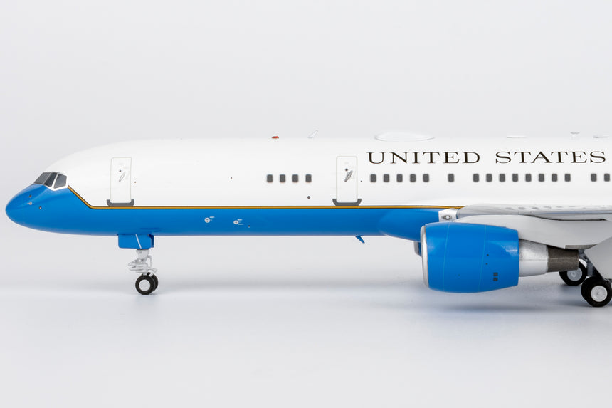NG Models United States - US Air Force (USAF) equipped with PW2040 engines C-32A (757-200) 19-0018 1/200 Aircraft Scale Model