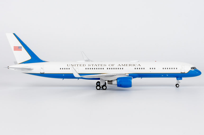 NG Models United States - US Air Force (USAF) equipped with PW2040 engines C-32A (757-200) 19-0018 1/200 Aircraft Scale Model