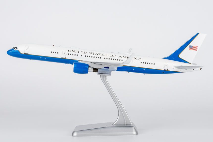 NG Models United States - US Air Force (USAF) equipped with PW2040 engines C-32A (757-200) 19-0018 1/200 Aircraft Scale Model