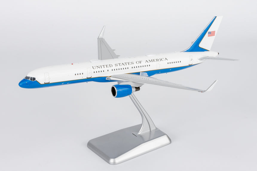 NG Models United States - US Air Force (USAF) equipped with PW2040 engines C-32A (757-200) 19-0018 1/200 Aircraft Scale Model