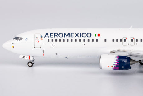 NG Models Aeromexico (New Paint with Scimitar Winglets) Boeing 737-800/w N957AM 1/400 Aircraft Scale Model