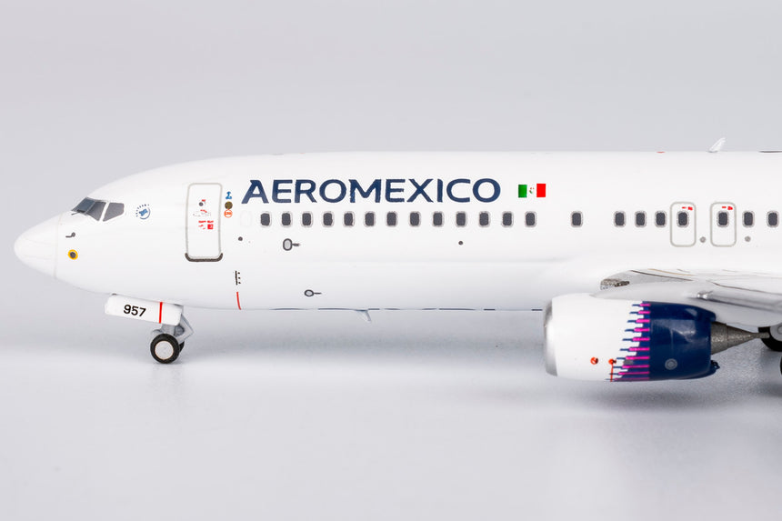 NG Models Aeromexico (New Paint with Scimitar Winglets) Boeing 737-800/w N957AM 1/400 Aircraft Scale Model