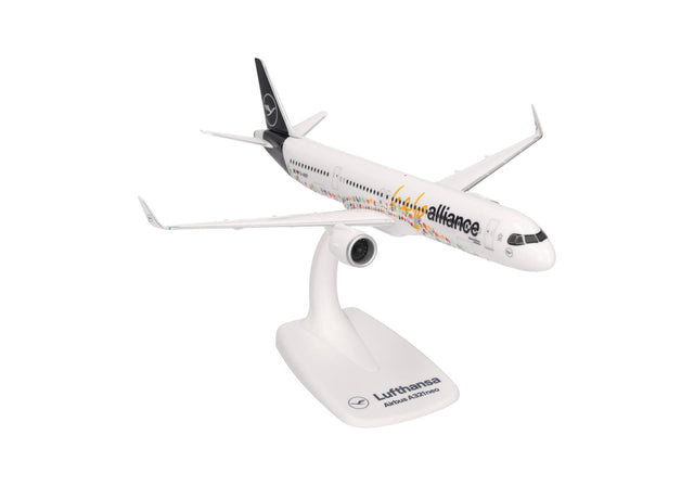 Herpa Snapfit Lufthansa Airbus A321neo "Help Alliance" - D-AIEP 1/200 Aircraft Scale Model