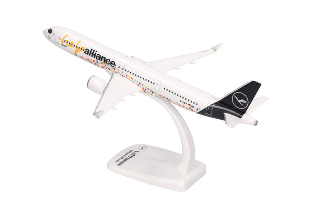 Herpa Snapfit Lufthansa Airbus A321neo "Help Alliance" - D-AIEP 1/200 Aircraft Scale Model