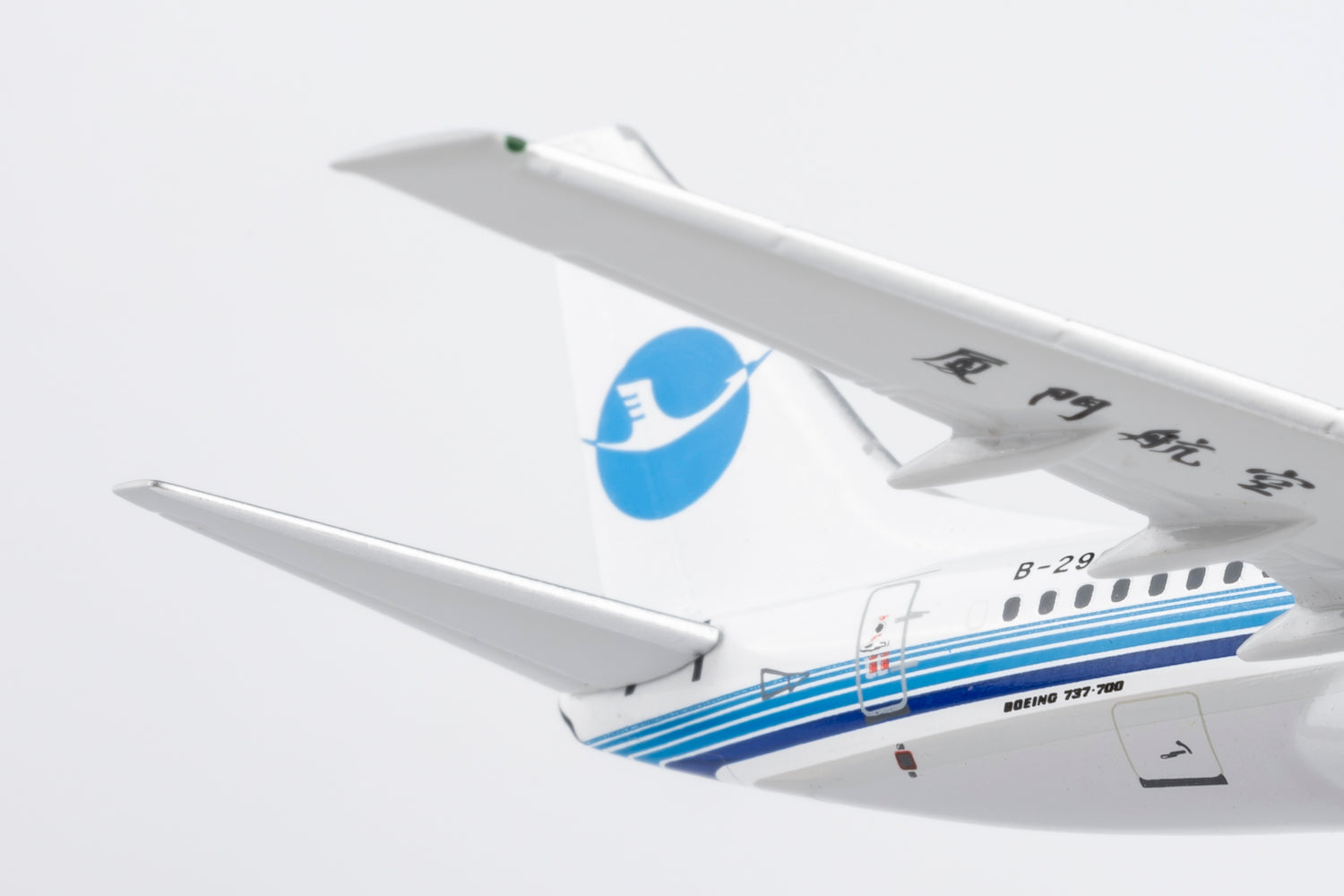 NG Models Xiamen Airlines (classic colors; Xiamen Airlines' first 737-700) Boeing 737-700 B-2998 1/400 Aircraft Scale Model