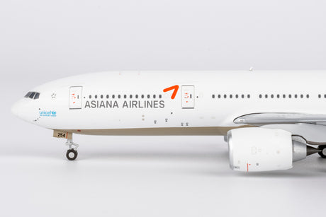 NG Models Asiana Airlines Boeing 777-200ER HL8254 1/400 Scale