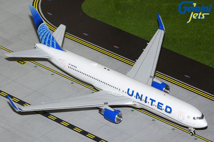 GeminiJets United Airlines Boeing 767-300ER(W) N670UA 1/200 Aircraft Scale Model