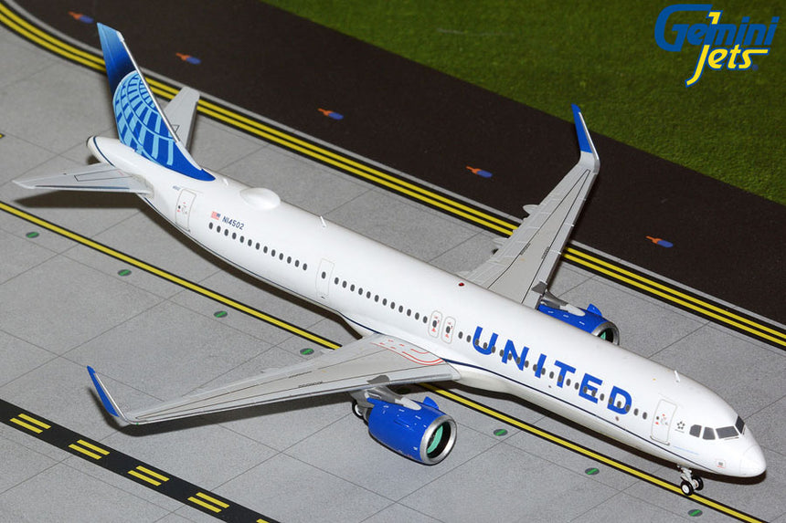 GeminiJets United Airlines Airbus A321neo N14502 (upgraded stand) 1/200 Aircraft Scale Model