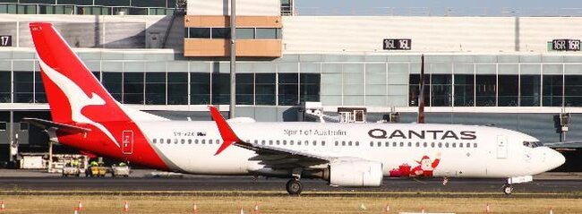 JC Wings Qantas Boeing 737-800 "Santa" (VH-VZX) 1/400 Scale
