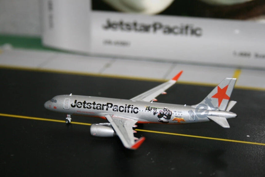 Phoenix JetStar Airbus A320 VH-VFX 1/400 Aircraft Scale Model