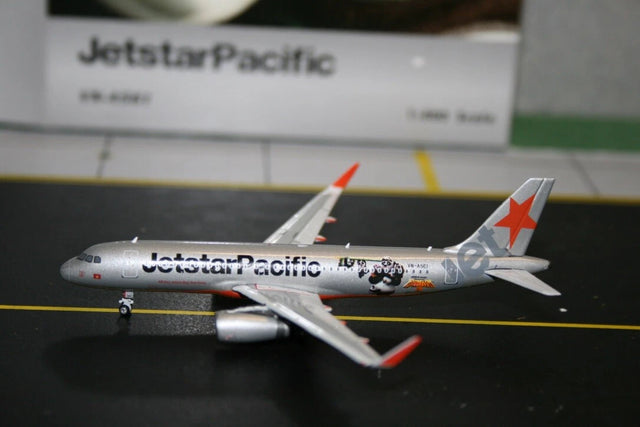Phoenix JetStar Airbus A320 VH-VFX 1/400 Aircraft Scale Model